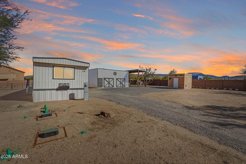 24 W CIRCLE MOUNTAIN Road, New River, AZ 85087