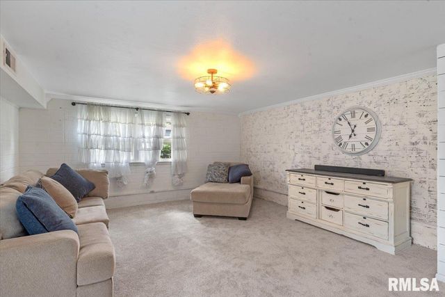 2 LARIAT Drive, Springfield, IL 62702