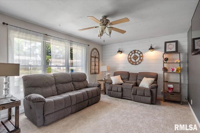 2 LARIAT Drive, Springfield, IL 62702