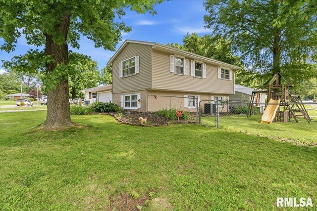 2 LARIAT Drive, Springfield, IL 62702