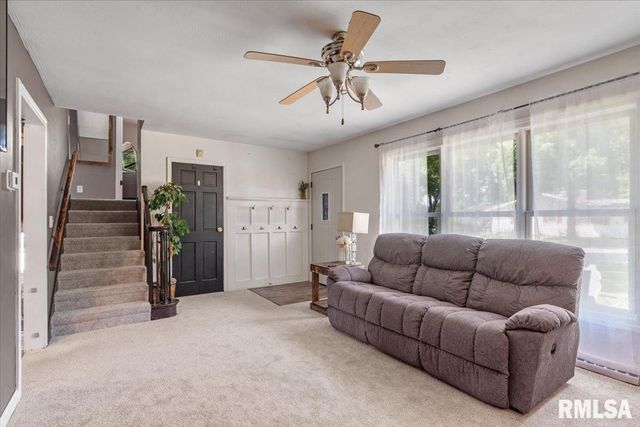 2 LARIAT Drive, Springfield, IL 62702