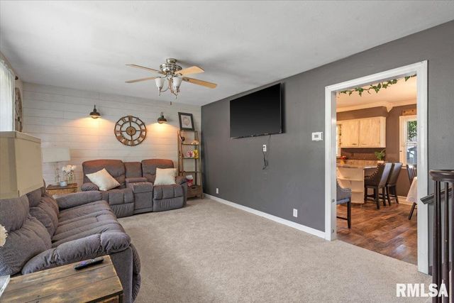 2 LARIAT Drive, Springfield, IL 62702