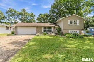 2 LARIAT Drive, Springfield, IL 62702
