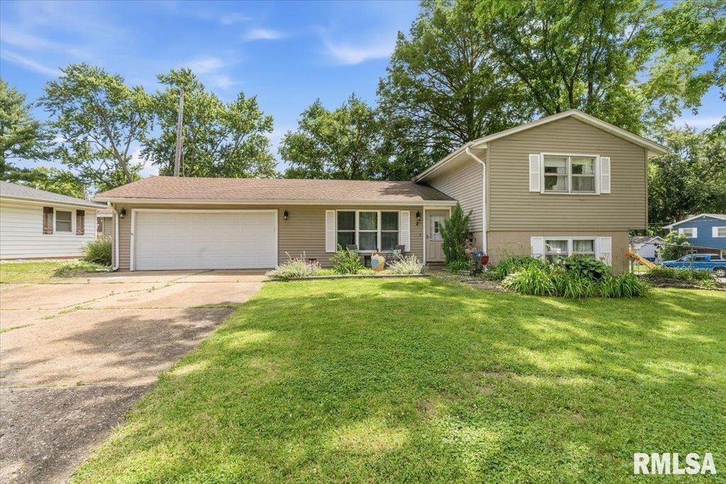 2 LARIAT Drive, Springfield, IL 62702