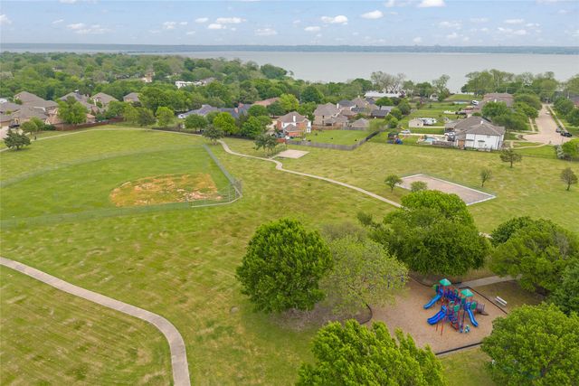 9122 Woodlake Drive, Rowlett, TX 75088