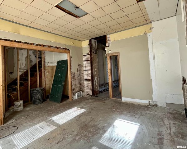 930 W 14TH Street, Davenport, IA 52804