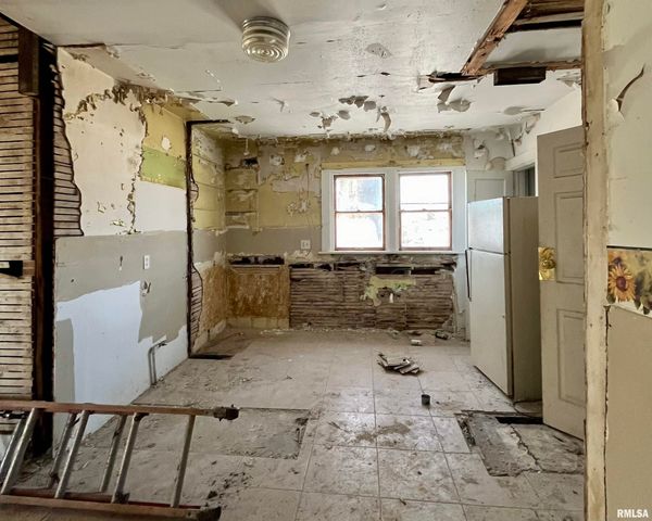 930 W 14TH Street, Davenport, IA 52804