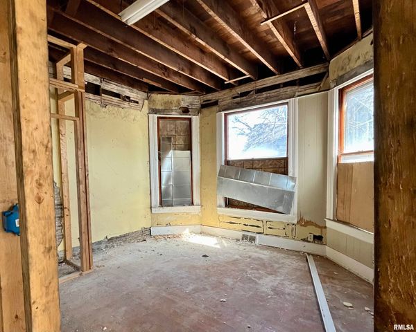 930 W 14TH Street, Davenport, IA 52804