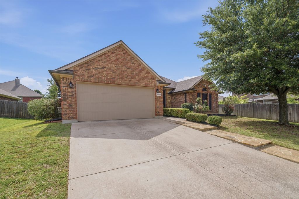 2233 Caroline Drive, Weatherford, TX 76087
