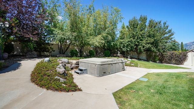 11597 N SUNSET HILLS DR, Highland, UT 84003