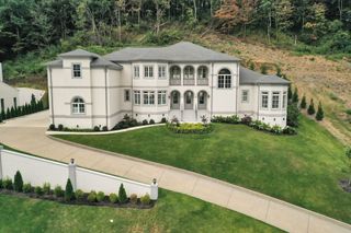 1065 Stockett Dr, Nashville, TN 37221