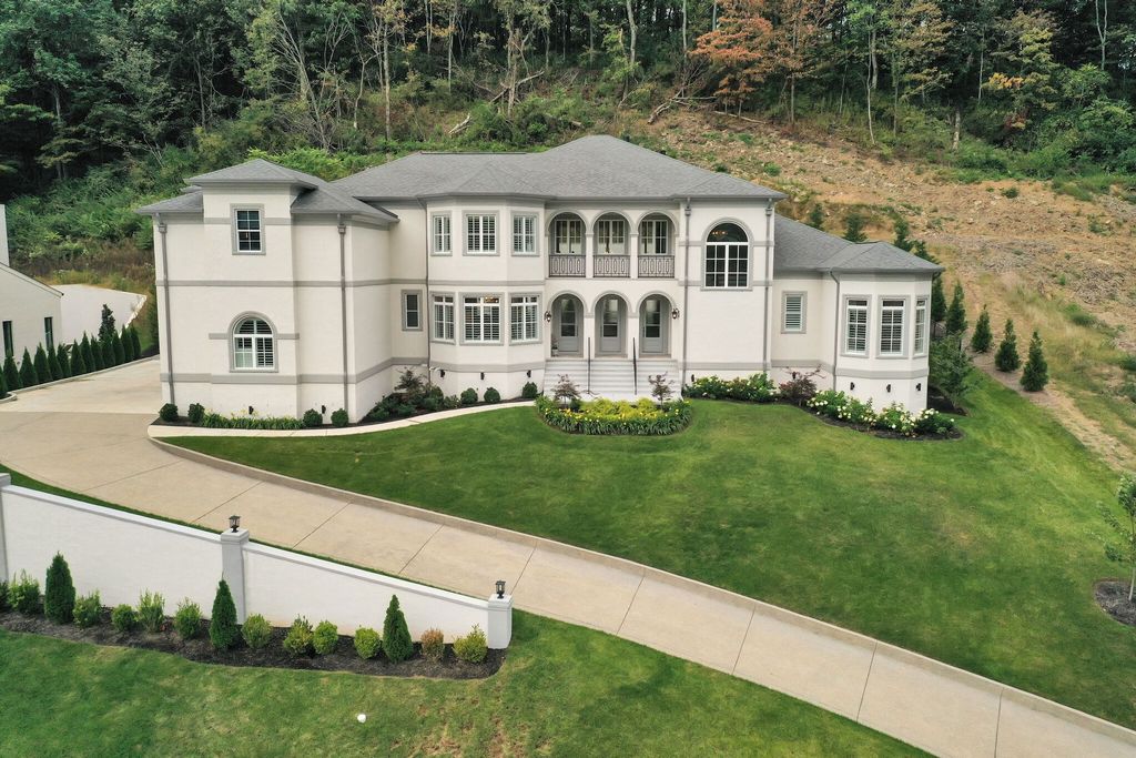 1065 Stockett Dr, Nashville, TN 37221