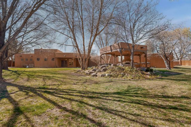 1125 Lanes End NW, Albuquerque, NM 87114