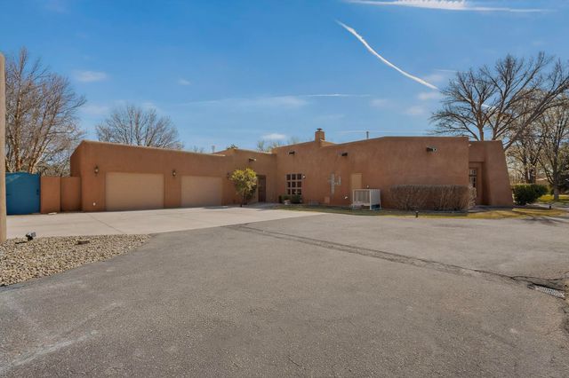 1125 Lanes End NW, Albuquerque, NM 87114