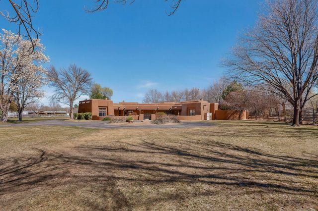 1125 Lanes End NW, Albuquerque, NM 87114