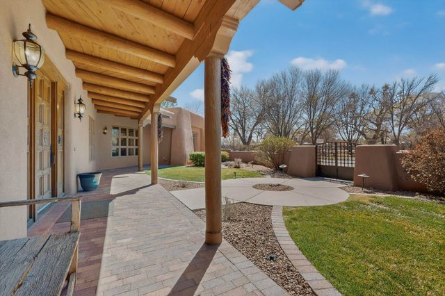 1125 Lanes End NW, Albuquerque, NM 87114