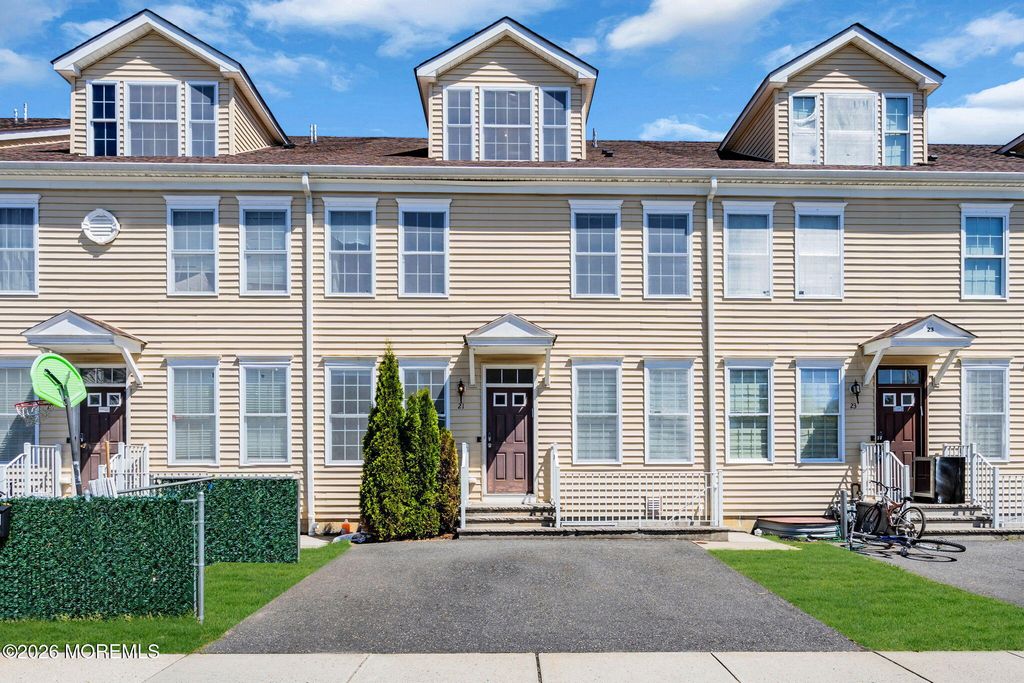 21 Prague Place, Lakewood, NJ 08701