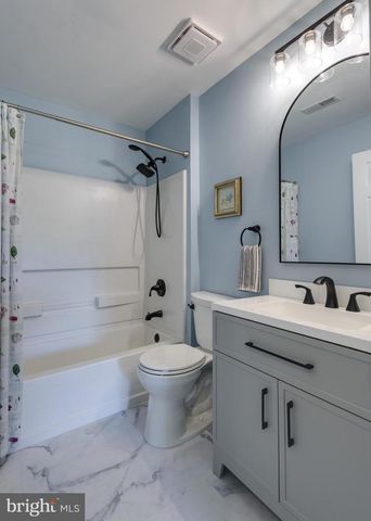 2 HUNTINGTON CT, Upper Chichester, PA 19061