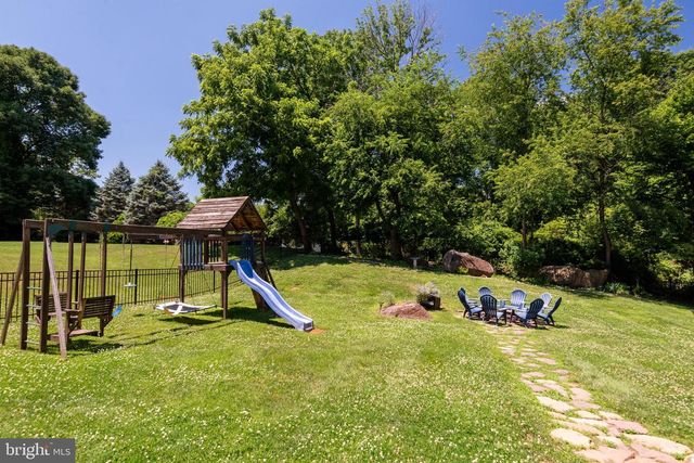 2 HUNTINGTON CT, Upper Chichester, PA 19061