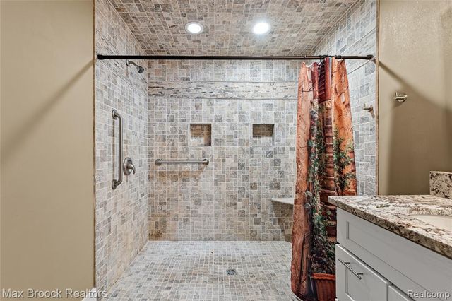 28602 Venice Court, Farmington Hills, MI 48334