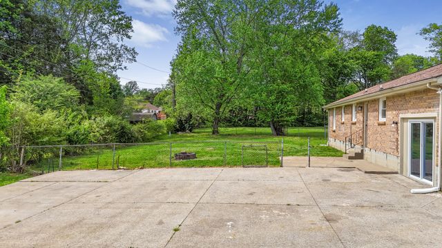 106 Winston Ct, Clarksville, TN 37042