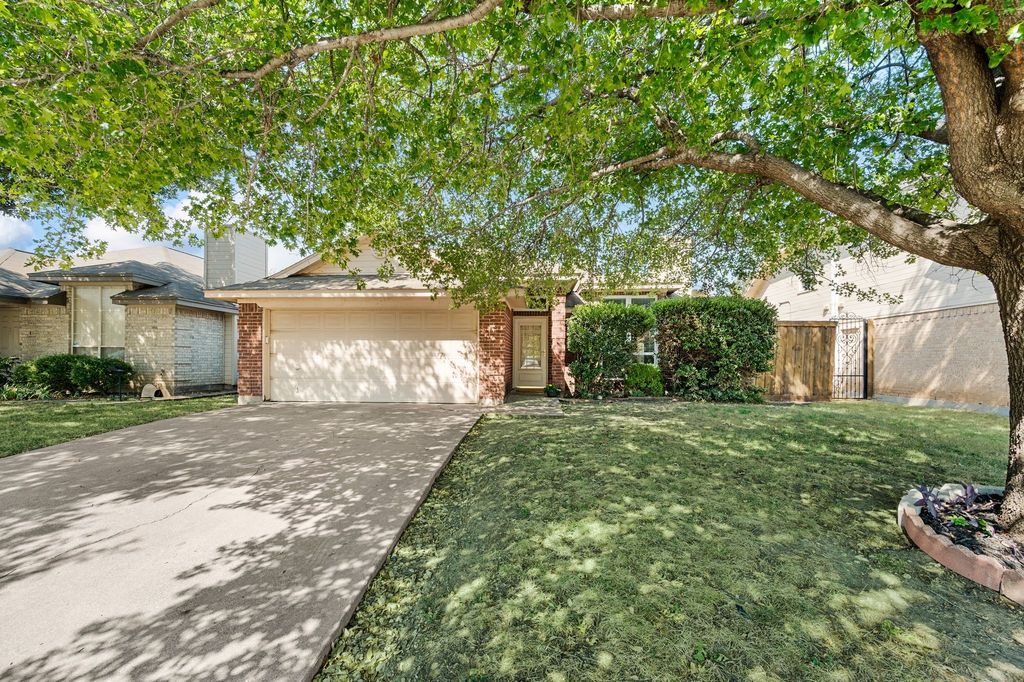 5645 Cancun Drive, North Richland Hills, TX 76180 — exterior