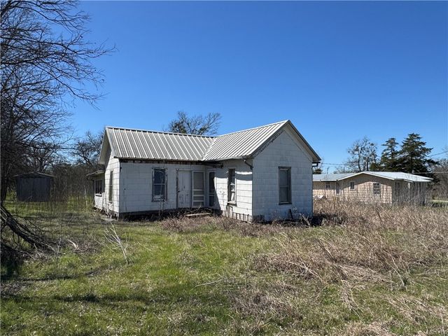 405 S 7th Street, Lott, TX 76656