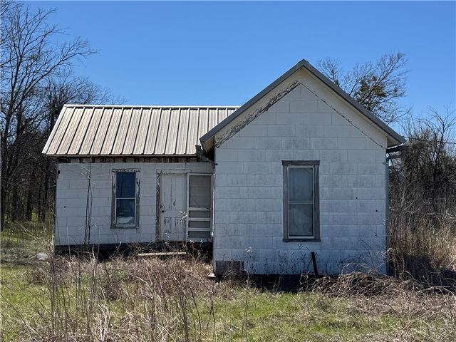 405 S 7th Street, Lott, TX 76656