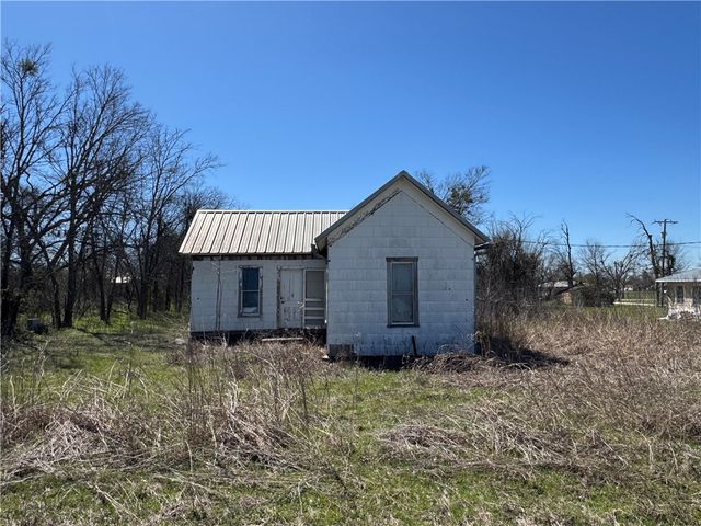 405 S 7th Street, Lott, TX 76656