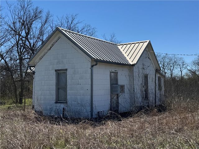 405 S 7th Street, Lott, TX 76656
