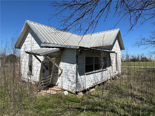 405 S 7th Street, Lott, TX 76656