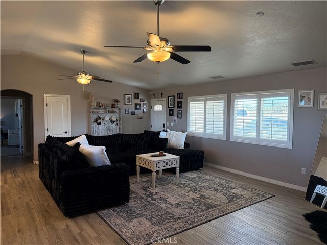 5824 White Fox Trl, Phelan, CA 92371