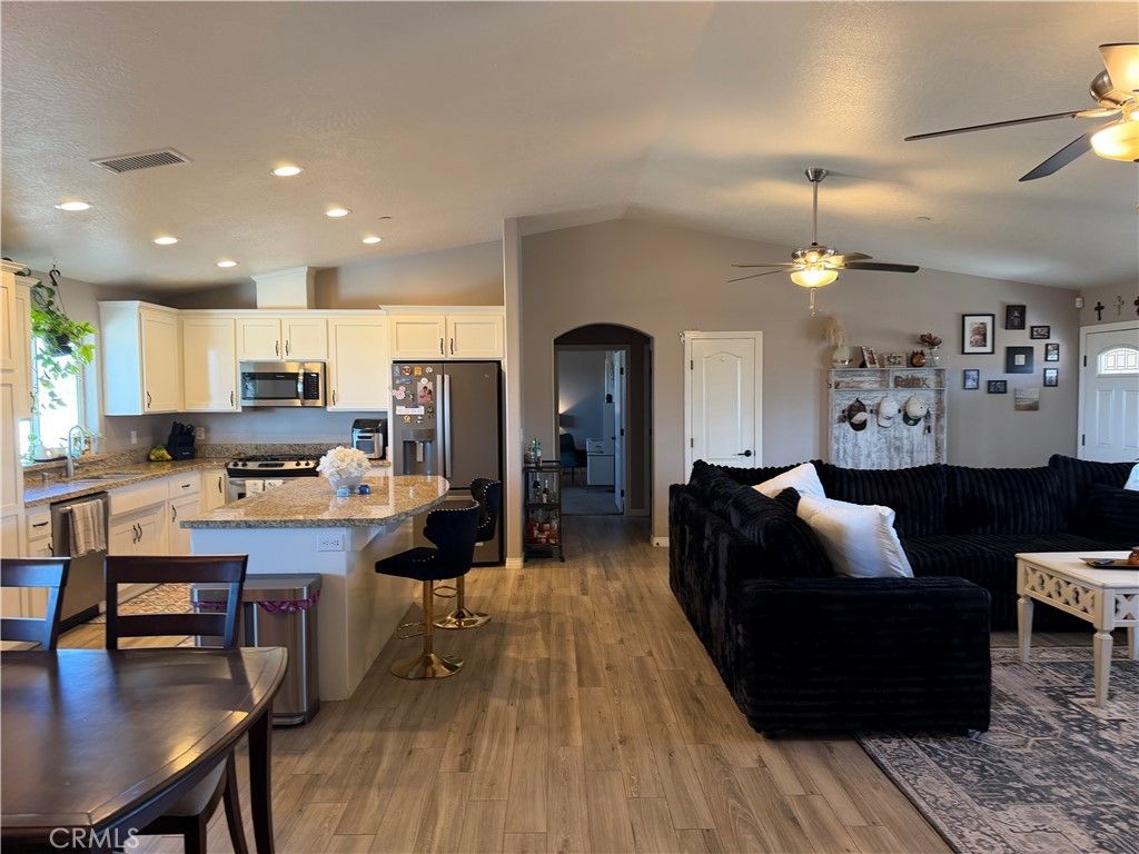 5824 White Fox Trl, Phelan, CA 92371