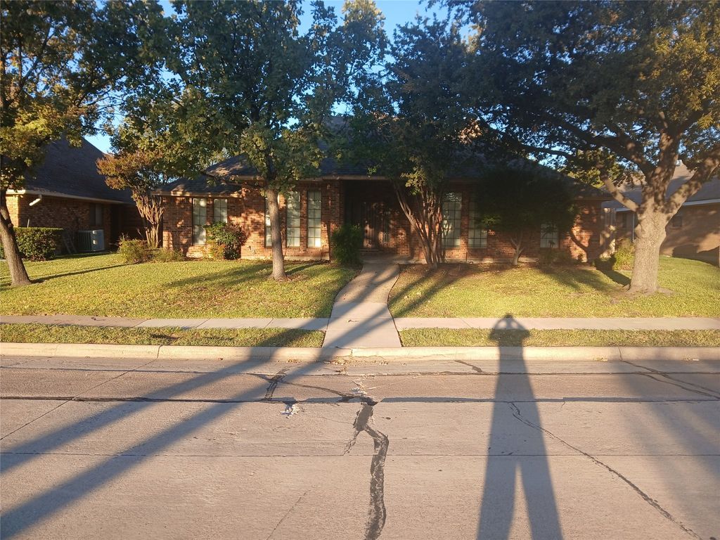 2205 Copper Creek Lane, Carrollton, TX 75006