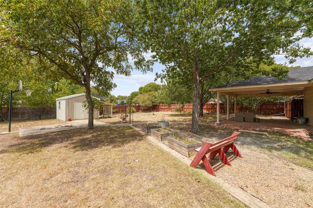 223 N Crest Street, Lancaster, TX 75146