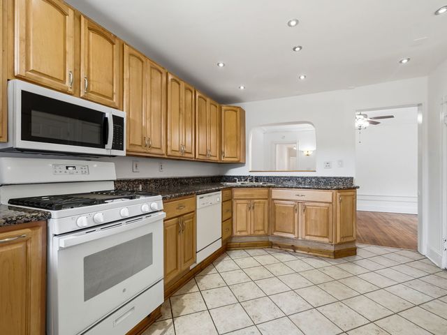 1227 E Hyde Park Boulevard 2, Chicago, IL 60615