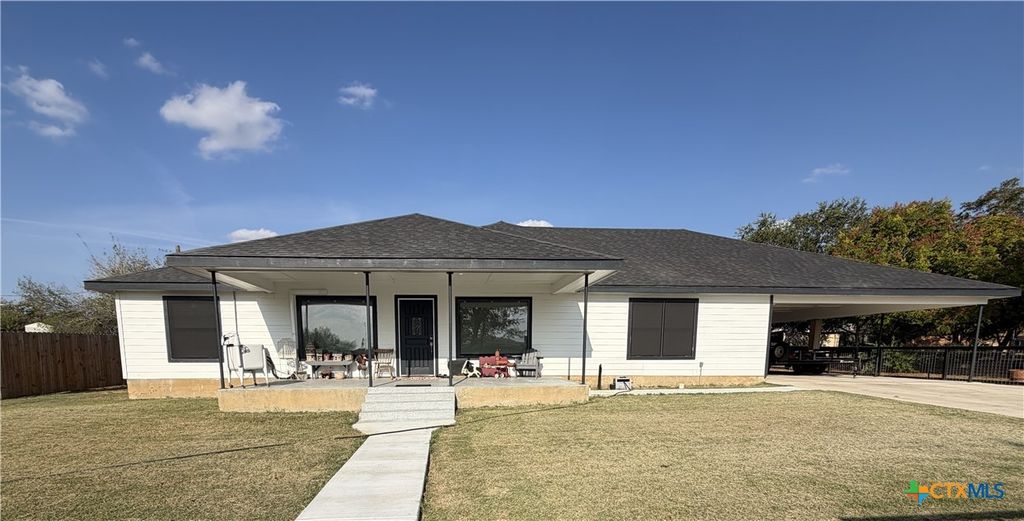 1116 S 2nd Street, Floresville, TX 78114