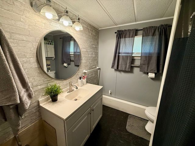 37 Grouse Dr, Chicopee, MA 01020