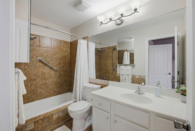 1411 CLUB Drive C, Glendale Heights, IL 60139