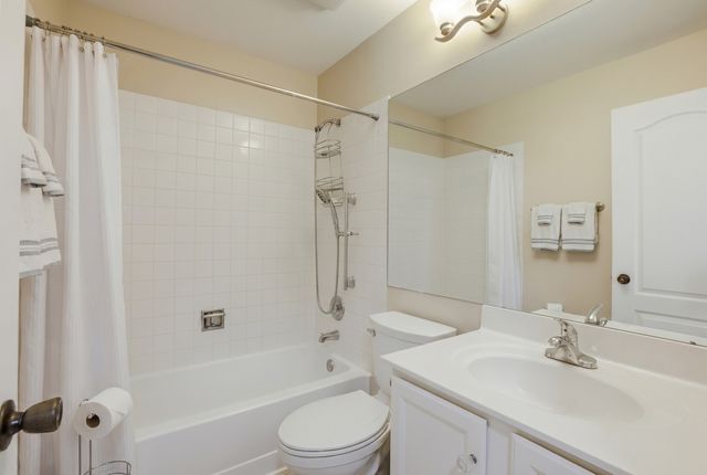 1411 CLUB Drive C, Glendale Heights, IL 60139