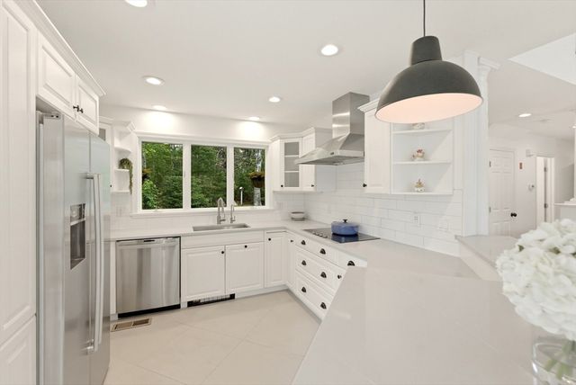 7 Shadow Farm Ln, Rochester, MA 02770