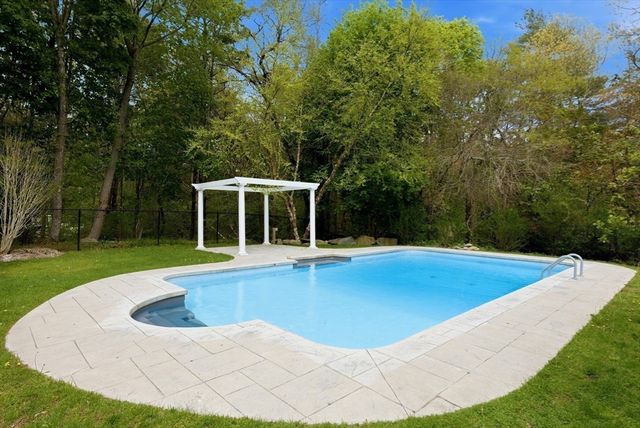 7 Shadow Farm Ln, Rochester, MA 02770