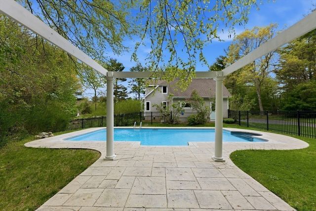 7 Shadow Farm Ln, Rochester, MA 02770