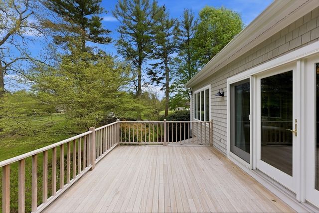 7 Shadow Farm Ln, Rochester, MA 02770