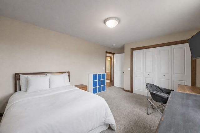 1577 Hunters Field Lane, Marion, IA 52302