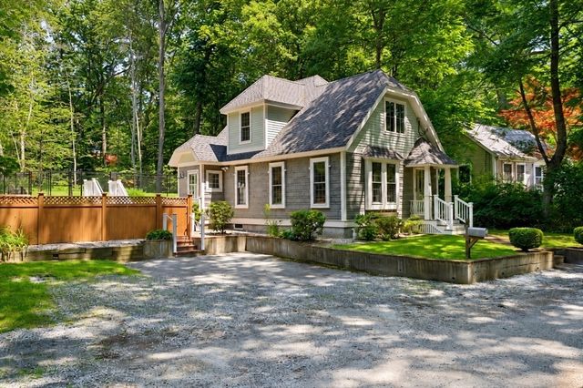 10 Mayflower Path, Wayland, MA 01778
