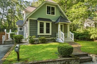 10 Mayflower Path, Wayland, MA 01778