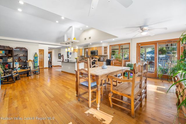 8 Oak Drive, New Windsor, NY 12553