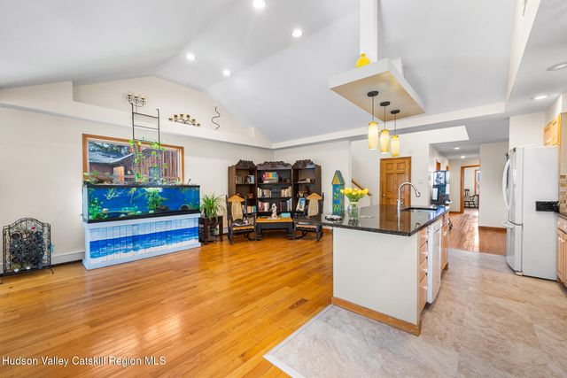 8 Oak Drive, New Windsor, NY 12553