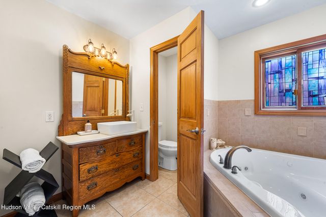 8 Oak Drive, New Windsor, NY 12553